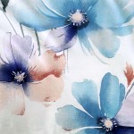 Pościel satyna bawełniana 220x200 w białym kolorze, zdobiona dużymi, pastelowymi niebieskimi kwiatami. Wzór przedstawia kwiaty z delikatnymi akcentami różu i fioletu, tworząc subtelną, elegancką aranżację.