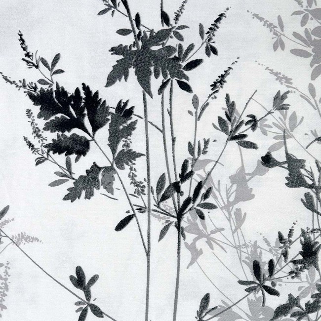 Pościel satyna bawełniana 140x200 Noira w bieli z czarnym i szarym botanicznym wzorem. Zbliżenie na szczegóły roślinne, delikatne kontury i teksturę materiału. Wzór ukazuje eleganckie liście na jasnym tle.