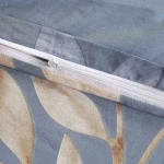 Pościel bawełniana 160x200 Sandleaf w niebieskim kolorze z beżowymi liśćmi. Zamek błyskawiczny ułatwiający zakładanie. Materiał gładki, z delikatnym wzorem roślinnym, doskonały do sypialni.