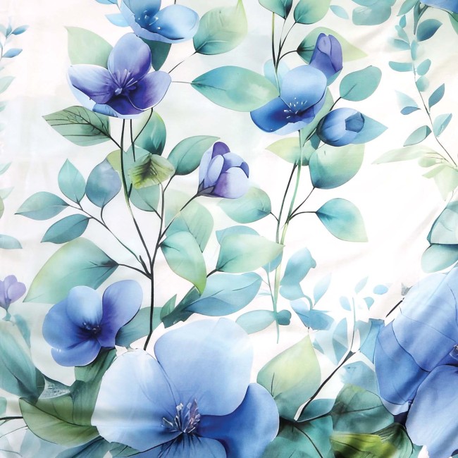 Pościel satyna bawełniana 220x200 w białym kolorze z niebieskimi kwiatami i zielonymi liśćmi. Wzór floralny w subtelnych odcieniach niebieskiego, idealny do sypialni. Tkanina gładka, połyskująca, z delikatnym nadrukiem.
