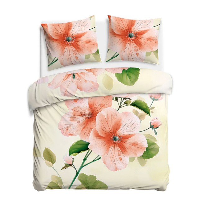 Pościel satyna bawełniana 220x200 w kremowym kolorze z pomarańczowymi kwiatami hibiskusa oraz liśćmi. Poduszki z tej samej tkaniny, z widocznymi wzorami kwiatowymi. Ułożona na łóżku, z widokiem frontalnym.