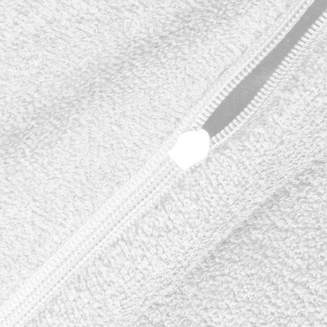 Zbliżenie na fragment białej pościeli frotte w rozmiarze 135x200 , ukazujące zamek błyskawiczny oraz teksturę materiału. Powierzchnia jest delikatnie puchata, co podkreśla jej frotte wykończenie.