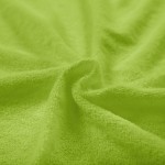 Poszewka frotte 80x80 w intensywnym zielonym kolorze, wykonana z miękkiego materiału o teksturze pętelkowej. Produkt leży na płasko, ukazując swoją strukturę i kolor. Idealna do dekoracji poduszek lub jako dodatek do wnętrza.