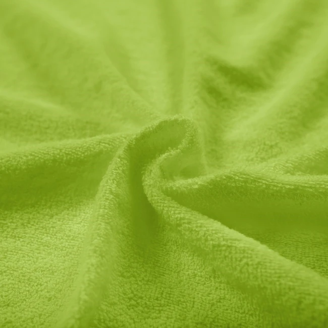 Poszewka frotte 80x80 w intensywnym zielonym kolorze, wykonana z miękkiego materiału o teksturze pętelkowej. Produkt leży na płasko, ukazując swoją strukturę i kolor. Idealna do dekoracji poduszek lub jako dodatek do wnętrza.