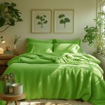 Poszewka frotte 40x80 w kolorze zielonym, kaktus. Stojąca na łóżku, z widocznymi poduszkami i narzutą, wykonana z miękkiego materiału o teksturowanej powierzchni. W tle rośliny i dekoracje na stoliku.