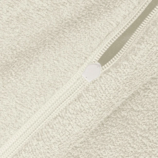 Poszewka frotte 40x80 w kolorze ecru, z widocznym zamkiem błyskawicznym. Materiał o delikatnej, teksturowanej powierzchni, idealny do dekoracji poduszek. Zbliżenie na fakturę i zamek, ukazujące szczegóły produktu.
