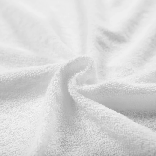 Poszewka frotte 40x80 w kolorze białym, wykonana z miękkiego materiału o teksturowanej powierzchni. Ujęcie zbliżeniowe pokazuje falujący kształt poszewki, podkreślając jej delikatność i fakturę.