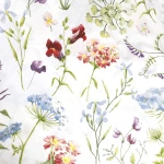 Poszewka dekoracyjna bawełniana 40x40 Wild Meadow biała w kolorowe kwiaty, Cottonlove