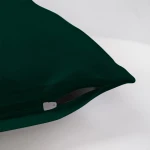 Poszewka satynowa 70x80 w kolorze butelkowej zieleni, pokazana z boku. Na zdjęciu widoczny zamek błyskawiczny w neutralnym kolorze oraz lekko teksturowana powierzchnia materiału. Tło jasne, co podkreśla kolor poszewki.
