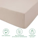 Prześcieradło jersey z gumką 60x120 w kolorze beżowym, wykonane w 100% z bawełny. Zbliżenie na gładką strukturę materiału oraz gumkę, która umożliwia łatwe zakładanie na materac. Gramatura 130 g/m². Bez sztucznych domieszek.