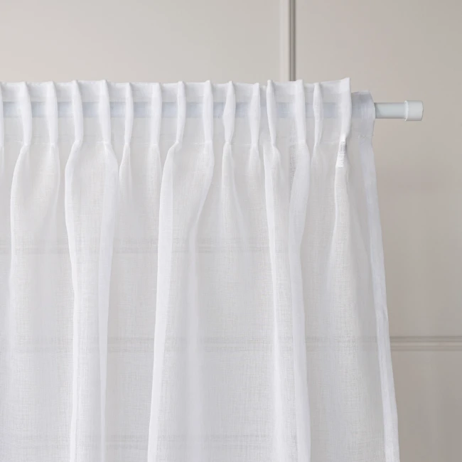  Delikatna, gładka firanka gotowa do zawieszenia w rozmiarze 400x160 cm 