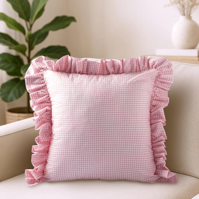  Różowa dekoracyjna poszewka na poduszkę 45x45 cm z delikatną falbanką i w kropki 