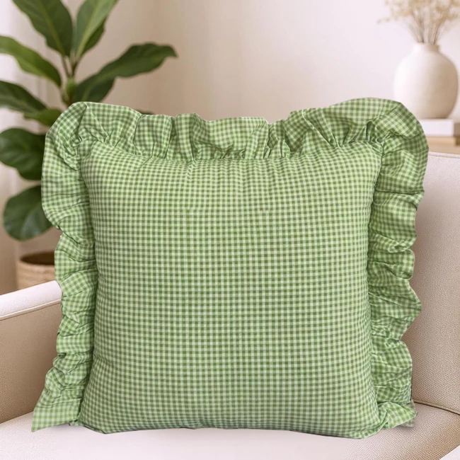  Zielona dekoracyjna poszewka na poduszkę 45x45 cm z delikatną falbanką i w kropki 