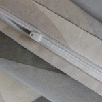 Poszewka dekoracyjna bawełniana 40x40 Forma Stone szara w geometryczny wzór, Cottonlove