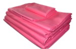 Poszwa wsypowa 200x220 w intensywnym różowym kolorze, wykonana z gładkiego materiału. Produkt leży złożony w stos. Widoczna jest jedna poszwa główna oraz mniejsza poszewka na poduszkę. Tło proste, co podkreśla kolor produktu.