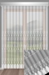 Firana żakardowa 637/024 w odcieniu jasnego beżu, wysokość 250 cm, wisząca wokół okna. Wzór w dolnej części w białe i ciemnoszare ornamenty, gładka faktura tkaniny. Tło zewnętrzne z zielenią i lekko zacienionymi obszarami.