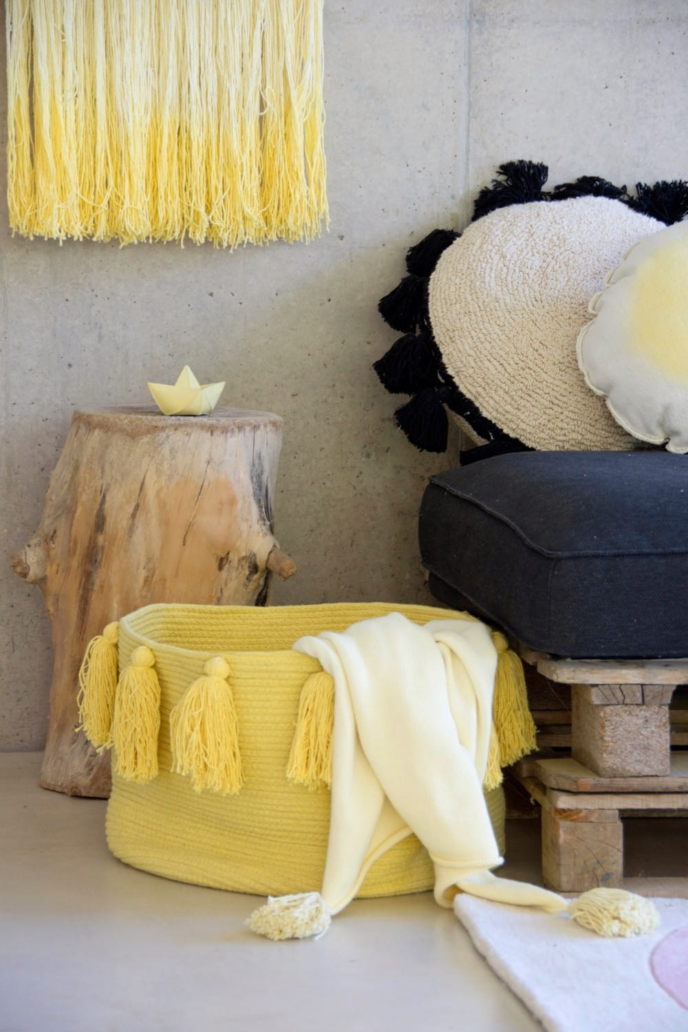 Kosz dekoracyjny Tassels Yellow, Lorena Canals